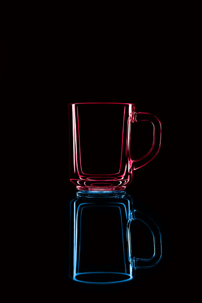 只是在黑色背景上有反射的玻璃。红色和蓝色。图片下载