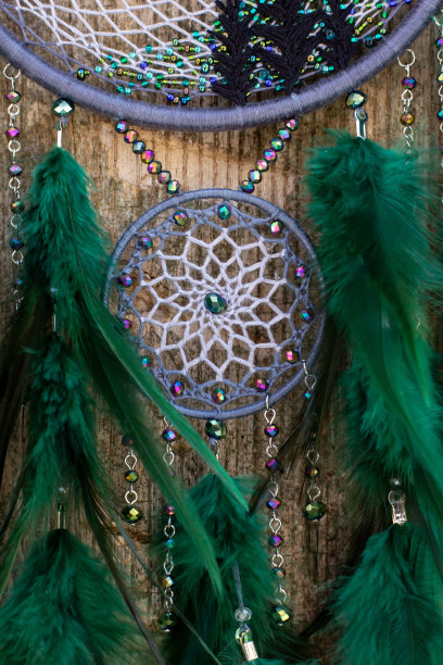 手工捕梦网，用羽毛、线和珠子绳挂图片下载