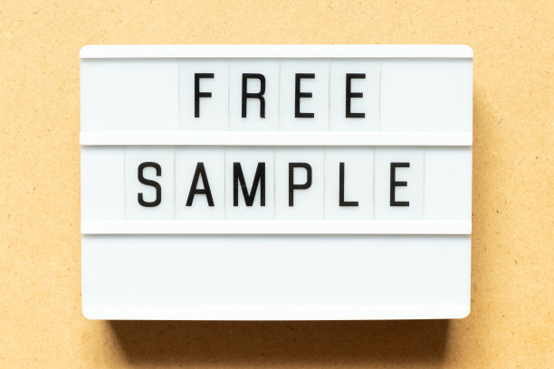 灯箱与字免费样品在木材背景图片下载