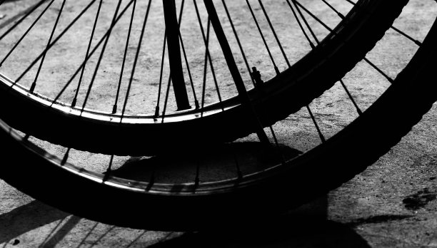 一款自行车独特的金属轮圈照片图片下载