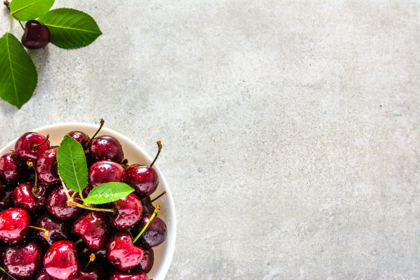 红樱桃。新鲜甜美的樱桃果，头顶图片下载