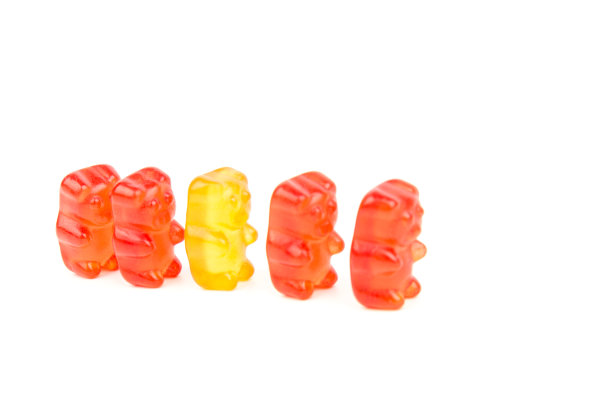 儿童维生素以熊的形式排列。很多五颜六色的儿童果冻糖果。图片下载