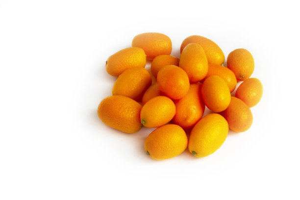 一把新鲜，明亮，多汁的金橘放在白色的背景上。奇异的热带柑橘类水果。抗氧化剂，维生素c。前视图。本空间图片下载