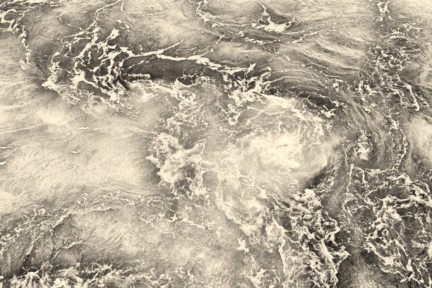 灰色大理石的背景，波浪形海水的海面在深褐色的色调图片下载