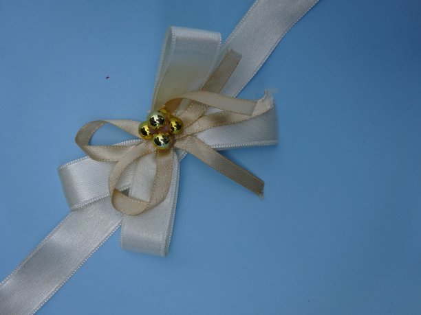 蓝色背景上的情人节丝带图片下载