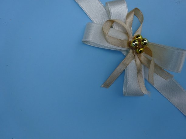 蓝色背景上的情人节丝带图片下载