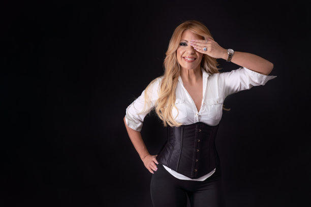 美丽的中年金发欧洲模特在摄影棚里的黑色背景。图片下载