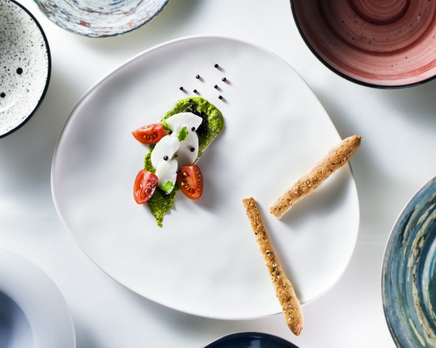 植物奶酪莫扎雷拉和香蒜沙司配Grissini面包棒图片下载