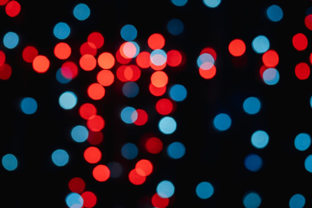 城市的红色和蓝色灯光在夜晚的抽象散焦图片下载