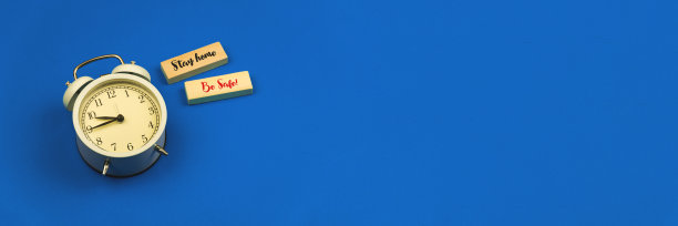 待在家里的时候，要把文字平放横幅，模板放在蓝色背景上，复制空间，题字和木块图片下载