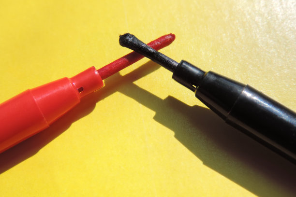 两个红色和黑色的标记相对在黄色背景上，长杆图片下载