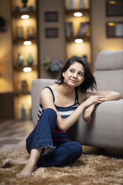 漂亮的年轻女子在家，库存照片图片下载