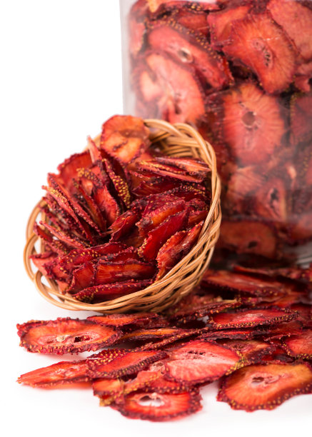 干草莓浆果，草莓果片孤立在白色背景图片下载