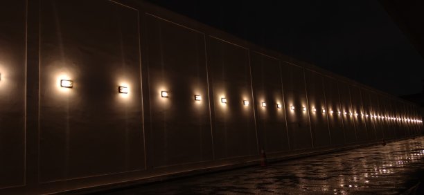 雨夜墙上的灯。图片下载