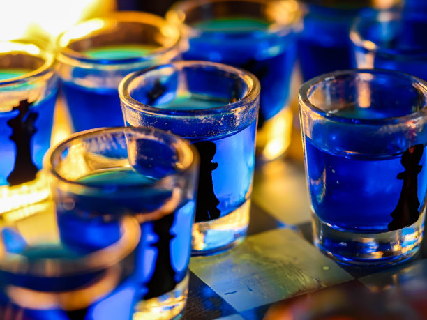 带有小酒杯的棋盘图片下载