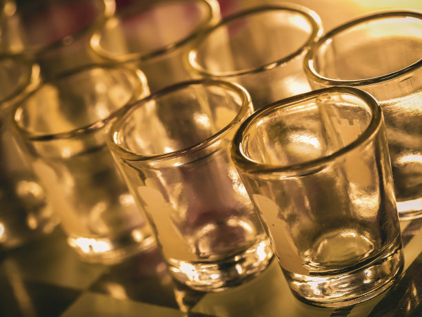 带有小酒杯的棋盘图片下载