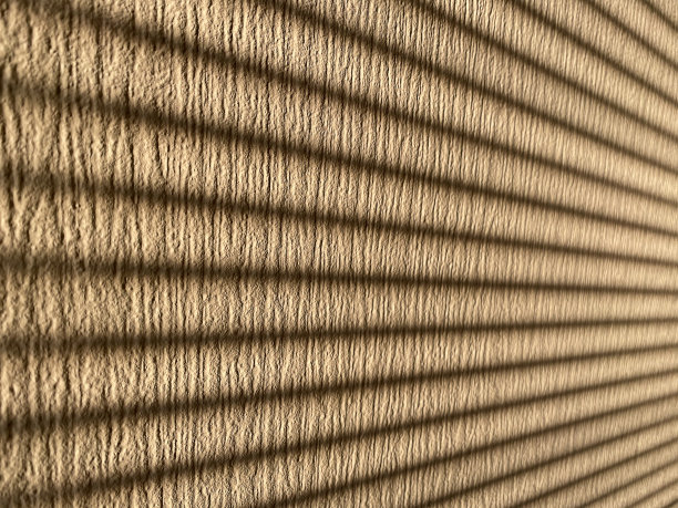 在阳光明媚的日子里，条纹在墙上投下阴影图片下载