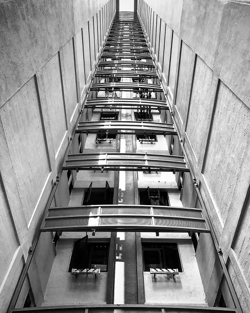 高楼的窗户格栅的重复图片下载