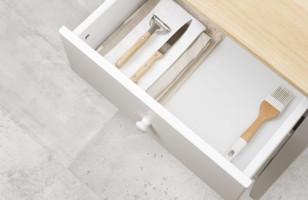 打开厨房抽屉，放毛巾，不同的餐具和复印空间图片下载