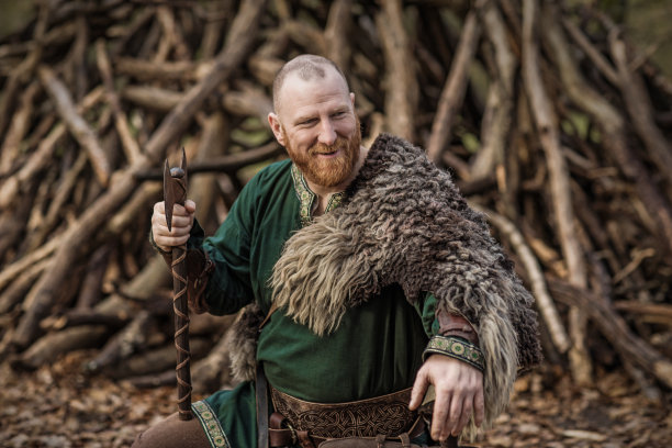 户外挥舞武器的俄罗斯维京勇士国王图片下载