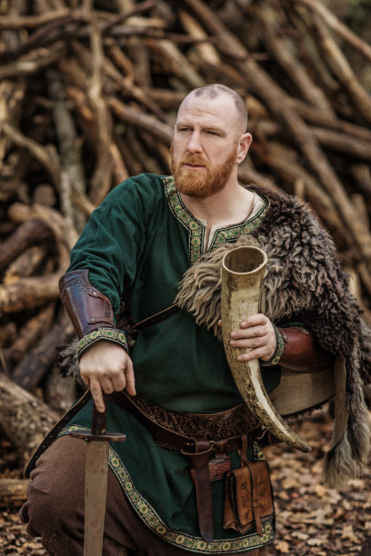 户外挥舞武器的俄罗斯维京勇士国王图片下载