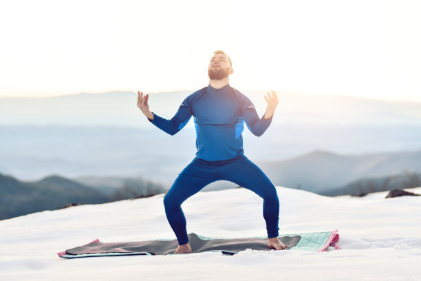 蓄着胡子的男性在雪地练习中努力提高瑜伽知识和健康图片下载