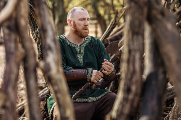 户外挥舞武器的俄罗斯维京勇士国王图片下载