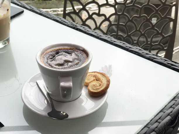 咖啡店露台上的咖啡杯图片下载