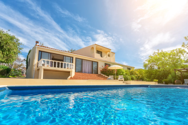 豪华游泳池清澈的蓝色水俯瞰花园别墅。出租给游客。图片下载