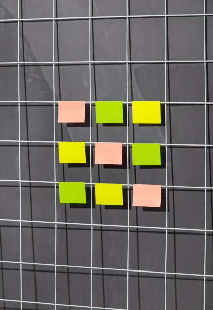 黑色背景下的金属网格和彩色木棍图片下载