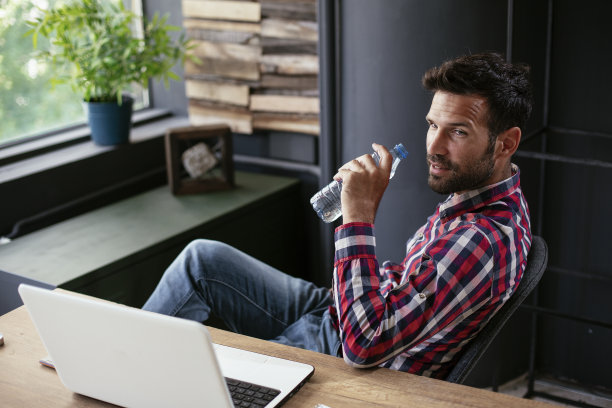 口渴的商人喝水。健康的生活方式图片下载