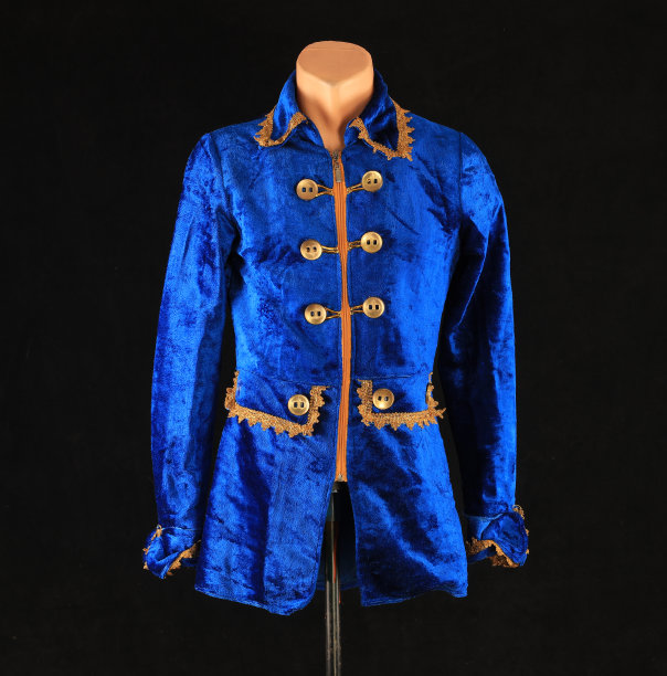 模特身上的蓝色海盗背心图片下载