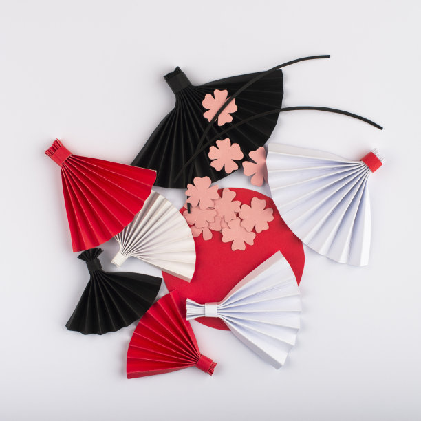 纸扇、鲜花和红日孤立在白色的背景上。日本建国纪念日的纸设计。图片下载