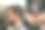 在打理发型时，师傅理发师、发型师客户特写。专业的职业，男性美的理念图片下载