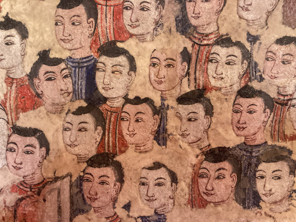 古老的佛教寺庙壁画描绘了许多时期风格的泰国人在Wat Phra Sing寺庙的各种姿势。图片下载