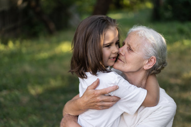 慈祥的孙女和奶奶拥抱在一起。图片下载