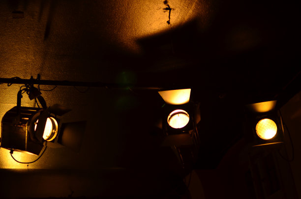 德国柏林——2013年10月14日:酒吧里的灯光图片下载