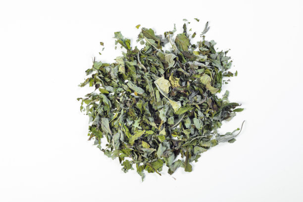 干叶绿茶在白色的背景图片下载