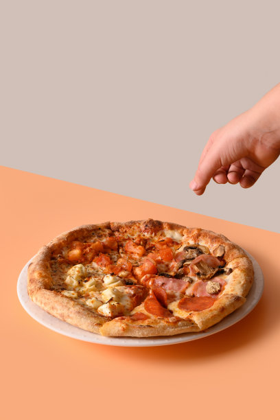 孩子拿着一个意大利披萨，上面有不同的米色配料。垂直格式。图片下载
