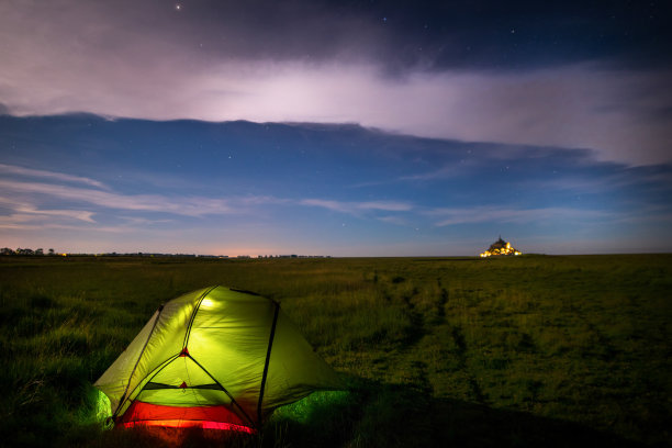 重要物品的戏剧性野外露营图片下载
