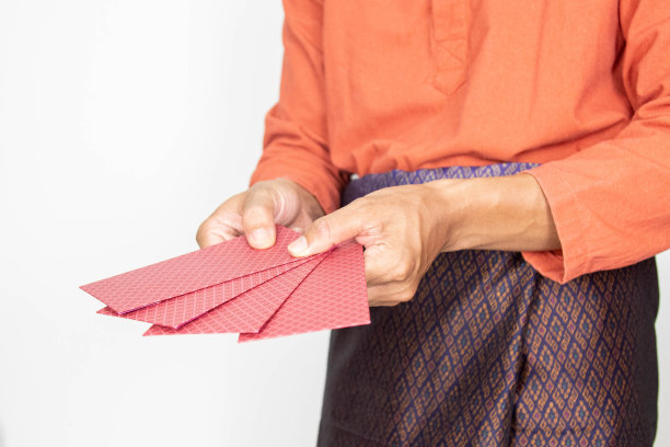 拿着一个口袋里的钱庆祝穆斯林开斋节图片下载