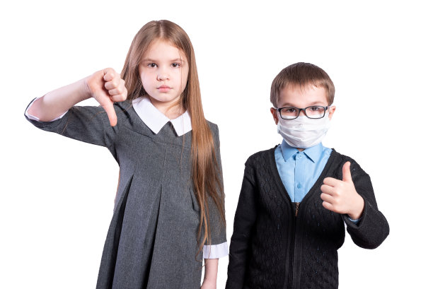 面具里的女孩大拇指朝下，而面具里的男孩大拇指朝上。孤立在白色背景上。图片下载