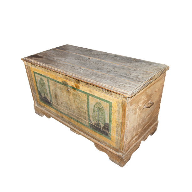 白色背景上的老式木箱，孤立。图片下载