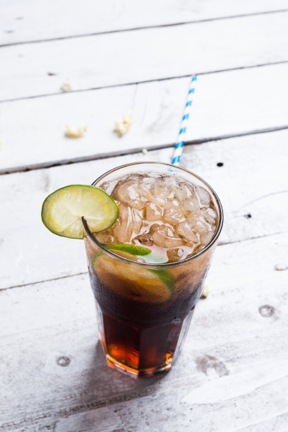 可乐饮料与柠檬酸橙杯在白色的桌子上图片下载