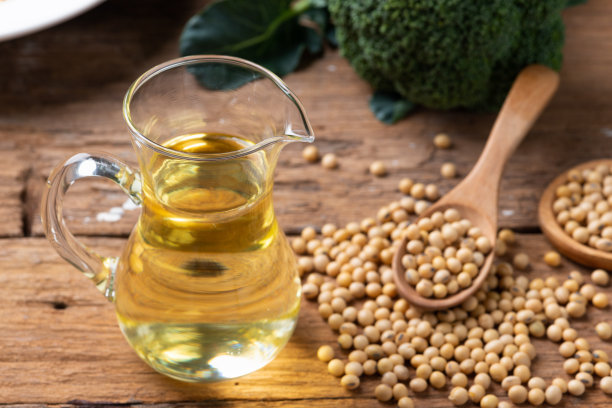 桌子上放着大豆和豆油图片下载