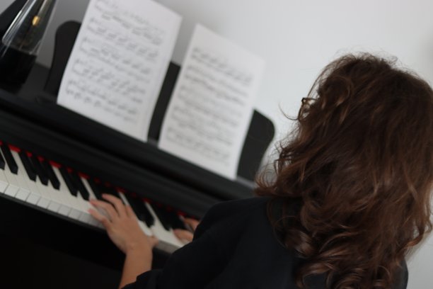 年轻女子在弹奏电子钢琴图片下载