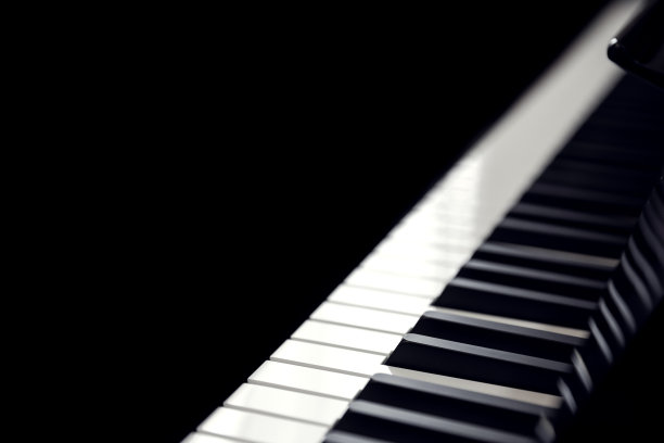 钢琴和钢琴键盘与黑色背景。图片下载