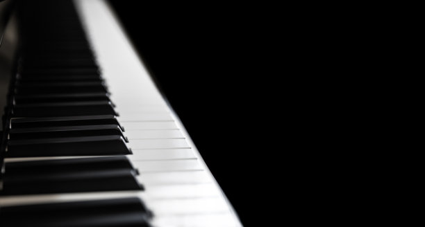 钢琴和钢琴键盘与黑色背景。图片下载