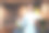 照片中惊讶的清洁女佣戴着黄色手套拿着清洁剂在客厅里。图片下载