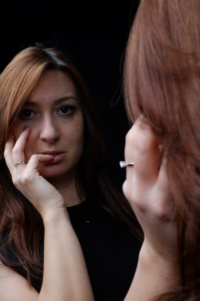 镜子前的女人图片下载